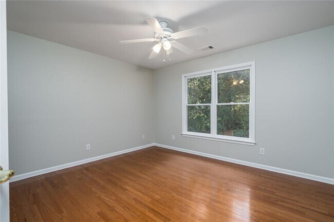 Building Photo - 174 Ennisbrook Dr SE