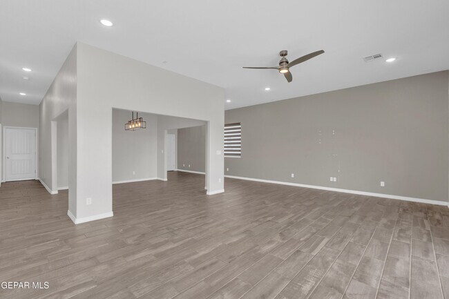 Building Photo - 544 La Entrada Cir