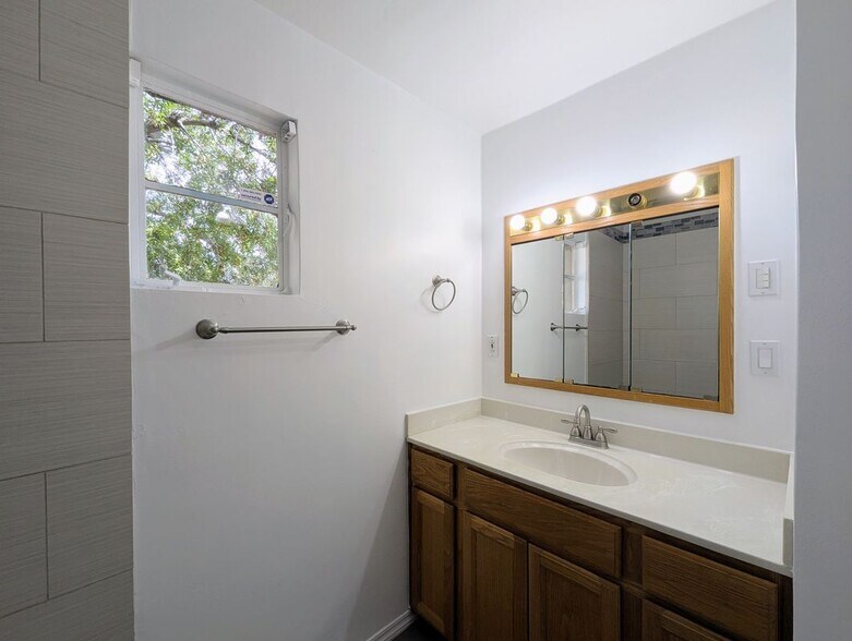 Building Photo - 2443 E Earll Dr