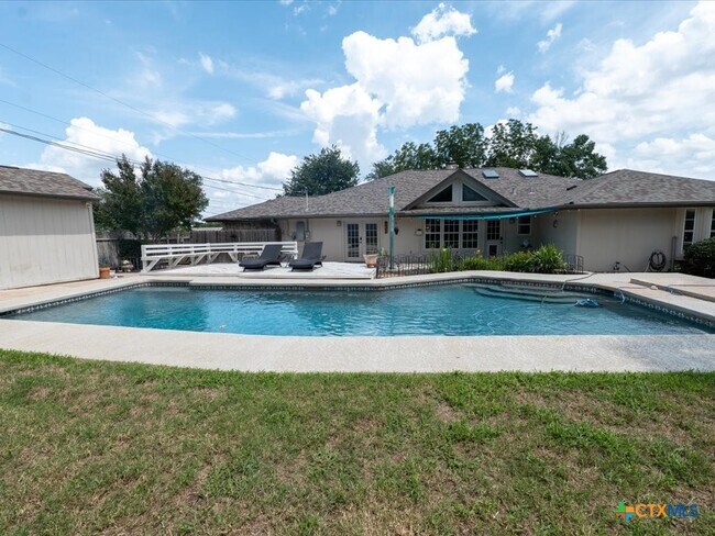 Primary Photo - 300 Las Plumas Dr