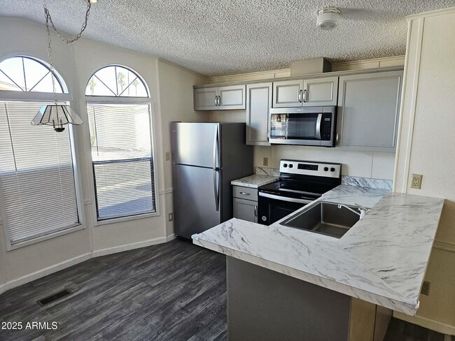 Building Photo - 6162 S Pinehurst Dr