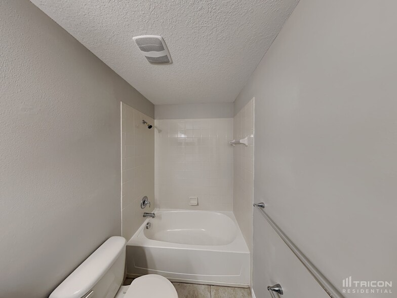 Building Photo - 13805 Newport Shores Dr