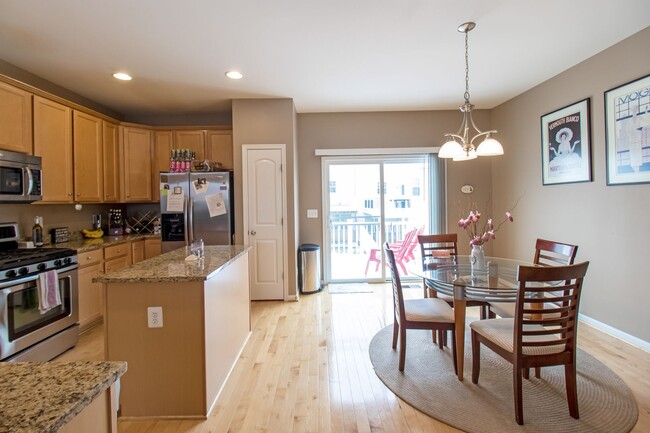 Building Photo - Beautiful 4-Bed, 3.5-Bath End Unit Townhom...