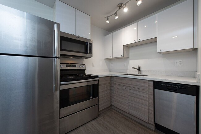 Building Photo - Spacious 1Bed/1Bath Ground Floor Apartment...