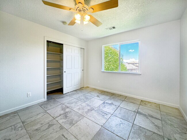 Building Photo - Wonderful 2 Story 3 BR Home in Loma Colorado
