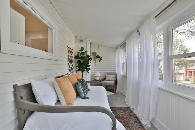 Building Photo - 398 W 5th Ave