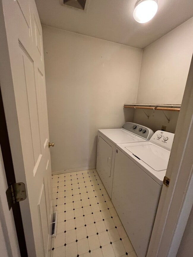 Building Photo - 3-Bedroom Townhome Minutes from Barkley Village, I-5 and Whole Foods