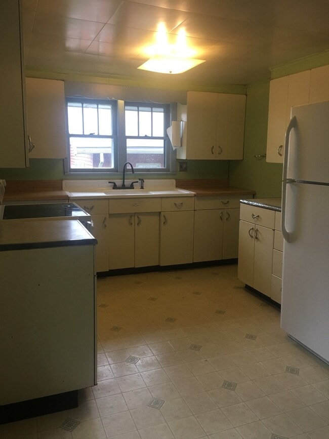 Building Photo - 2 bedroom, 1 bath Bungalow - Available Now!