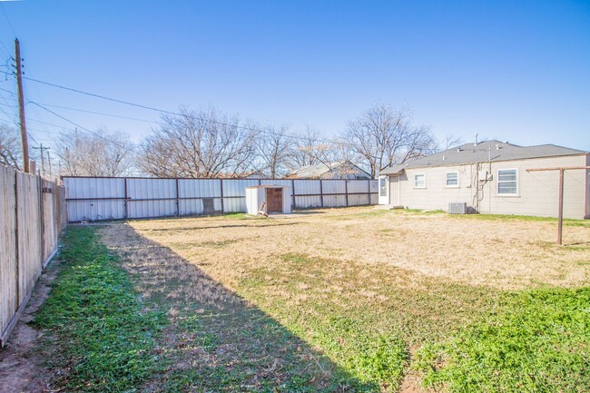 Building Photo - Charming 3 bedroom