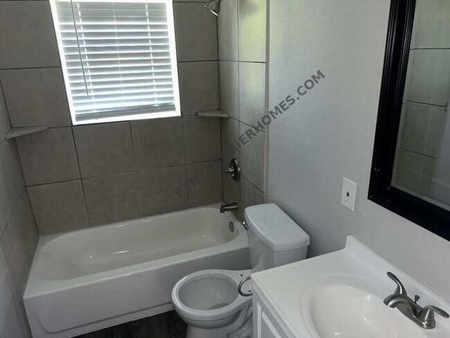 Building Photo - 1833 Grove Cir