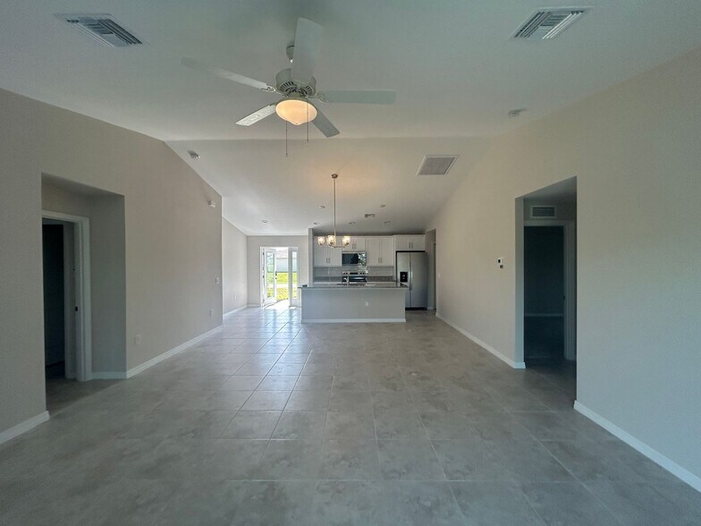 Building Photo - Brand new  4/2  never lived in