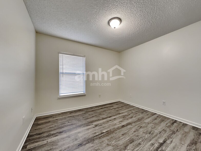 Building Photo - 14249 Fish Eagle Dr E