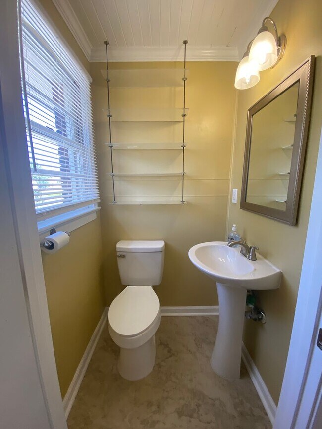 Building Photo - PRE-LEASE JULY 15th! - Adorable 4 bedroom 2.5 bath house in Athens, Ga.