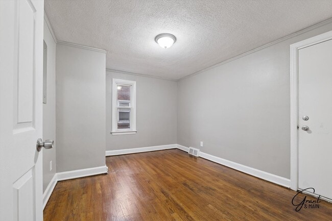 Building Photo - $1400 3 bedroom