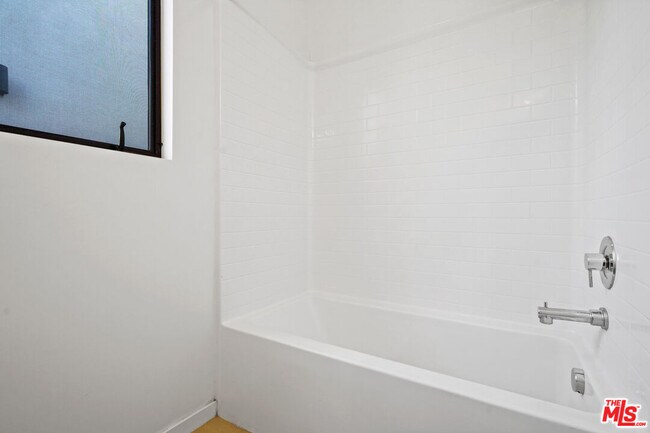 Building Photo - 1427 1/2 Waterloo St