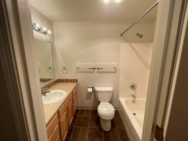Building Photo - 2Bd/1.5Ba Lynnwood Townhouse