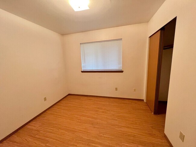 Building Photo - 1007 E 19th Ave