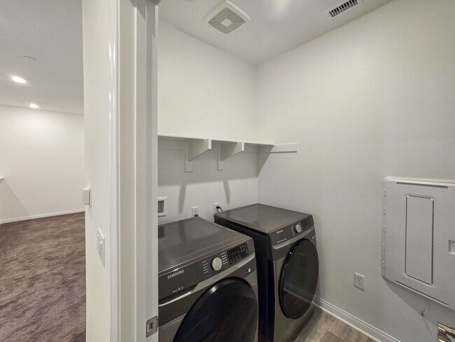 Building Photo - Highly upgraded townhome in Carlsbad