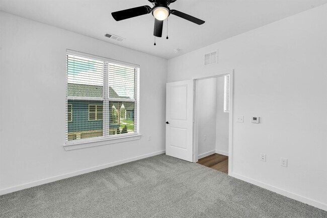 Building Photo - 1350B Provident Dr