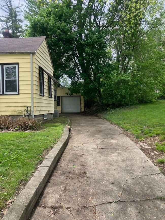 Building Photo - cozy 2 bed house