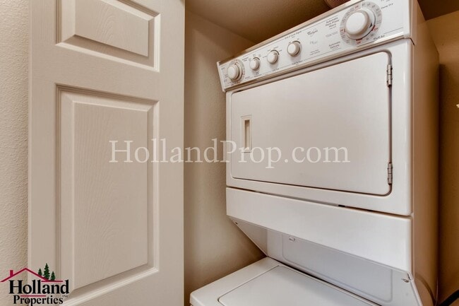 Building Photo - Experience Comfort and Style in This Elegant Murrayhill Townhome!