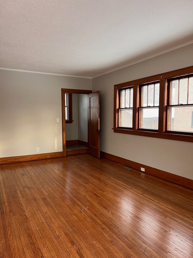 Building Photo - 907 Albion Ave