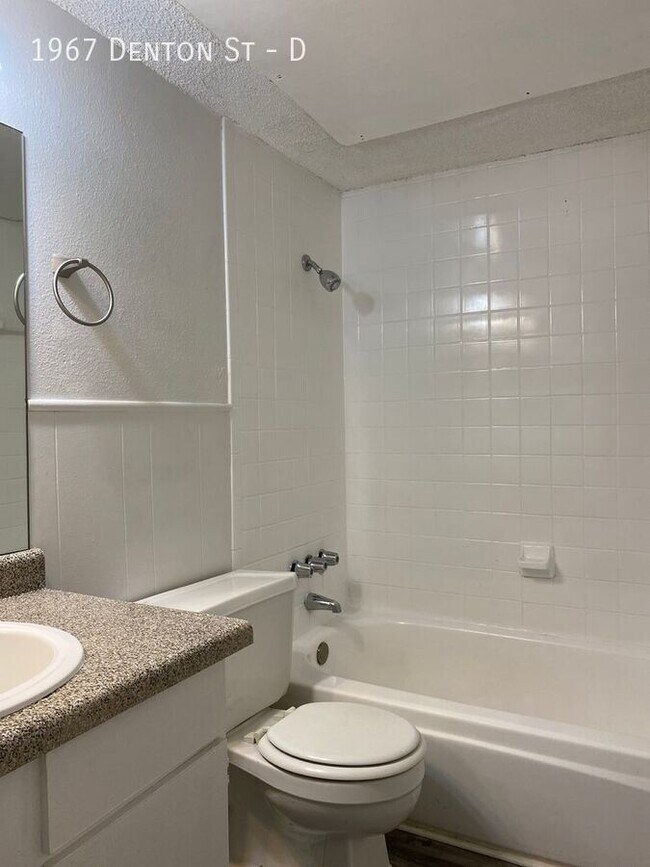 Building Photo - $500 moves you in