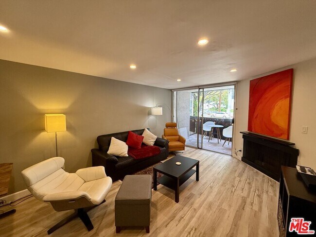 Building Photo - 8530 Holloway Dr