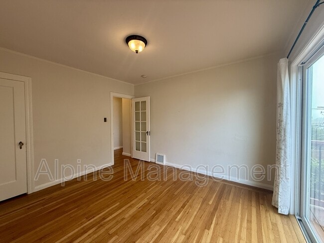 Building Photo - 658 Rockdale Dr