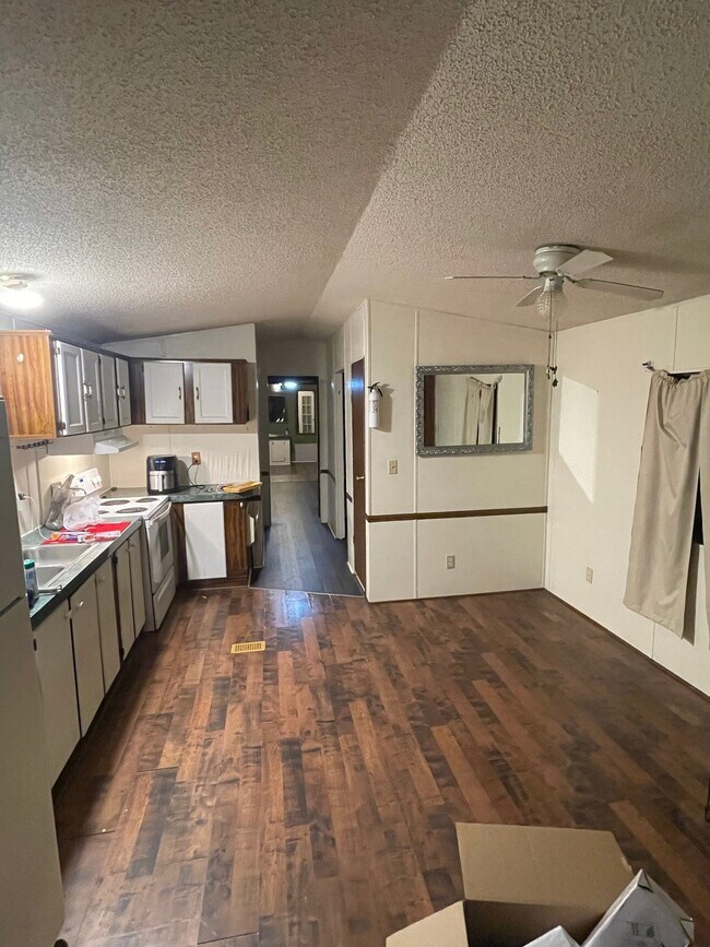 Building Photo - 7900 Eastview Dr