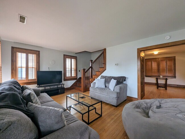 Building Photo - 3-Bedroom Gem with Master Suite and Detach...