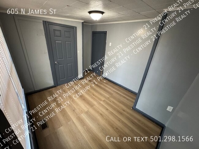 Building Photo - 605 N James St