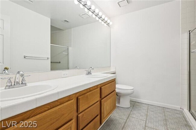 Building Photo - SPACIOUS 3BEDROOM SINGLE STORY TOWNHOME IN...