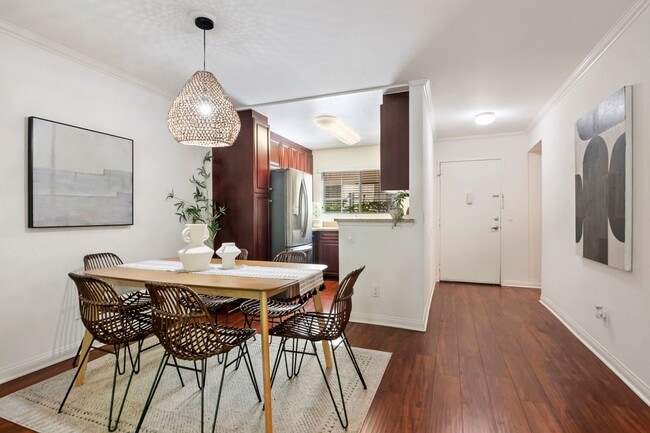 Building Photo - Great Woodland Hills Location!