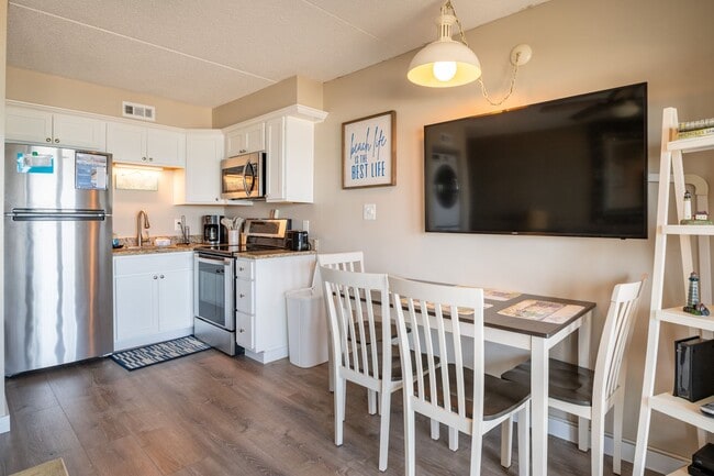 Building Photo - PERFECT "WORK FROM HOME" OFF-SEASON LOCATION