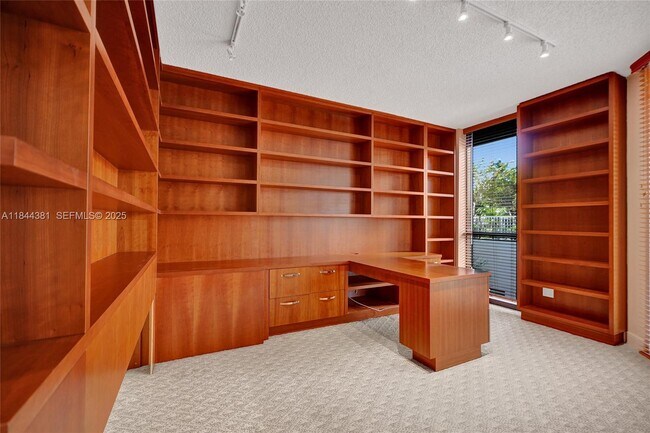 Building Photo - 21150 Point Pl