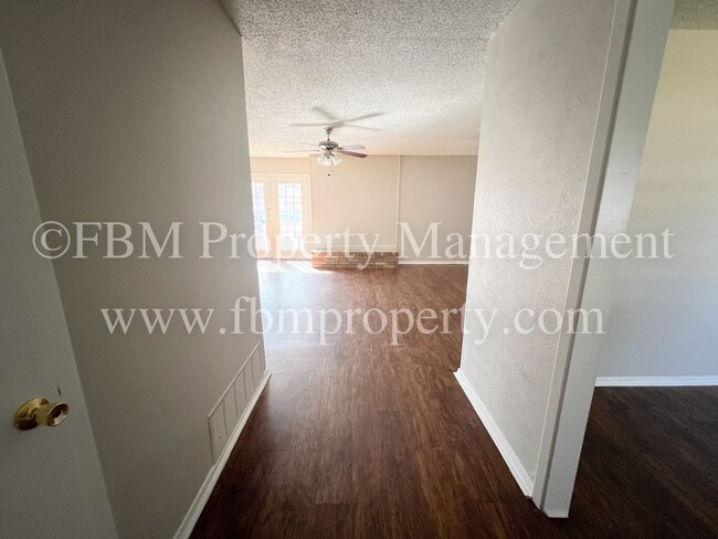 Building Photo - 211 Stonegate Dr