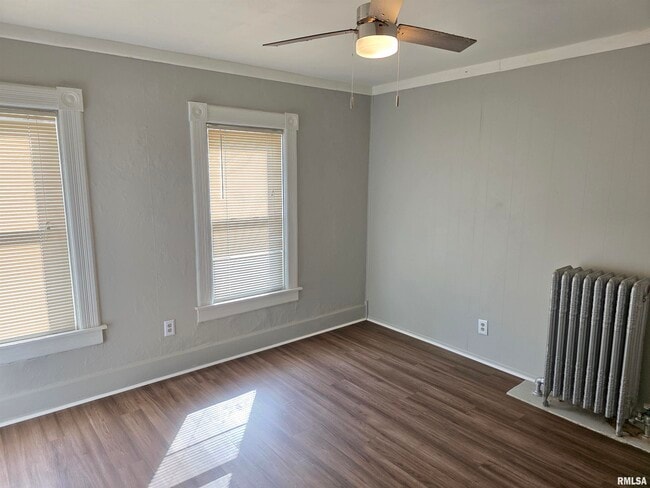 Building Photo - 405 S Main St