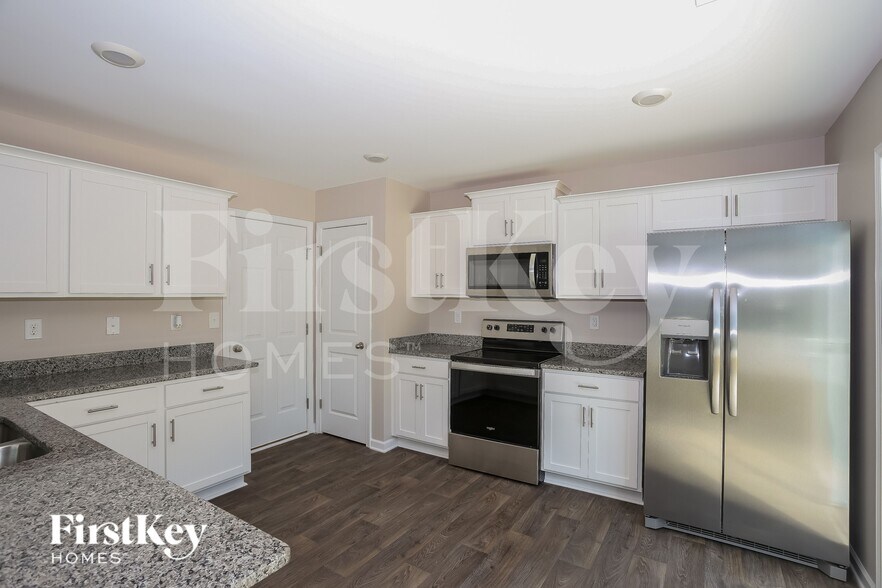 Building Photo - 413 Bennington Dr