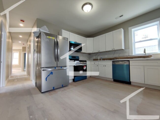 Building Photo - Huge 4 bed in Somerville