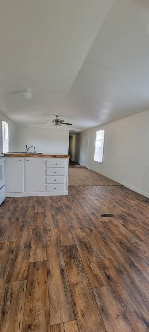 Building Photo - Ready to move in