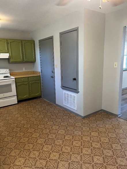 Building Photo - 705 Guadalimar St