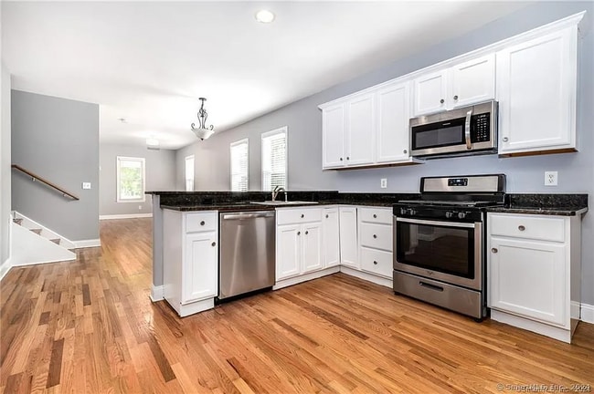 Building Photo - Sophisticated townhouse-style living offering 3 bedrooms, 2 baths