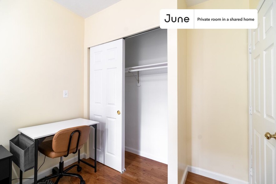 Building Photo - Private bedroom in 3 bed/2 bath Home