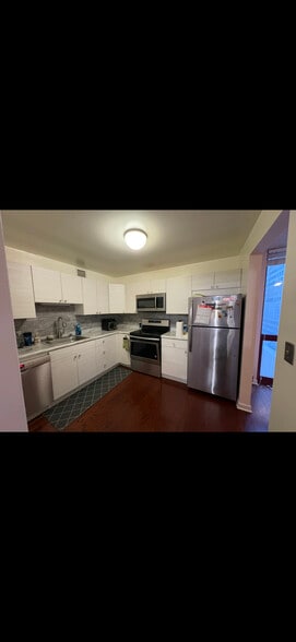 Kitchen - 200 Dearborn N St
