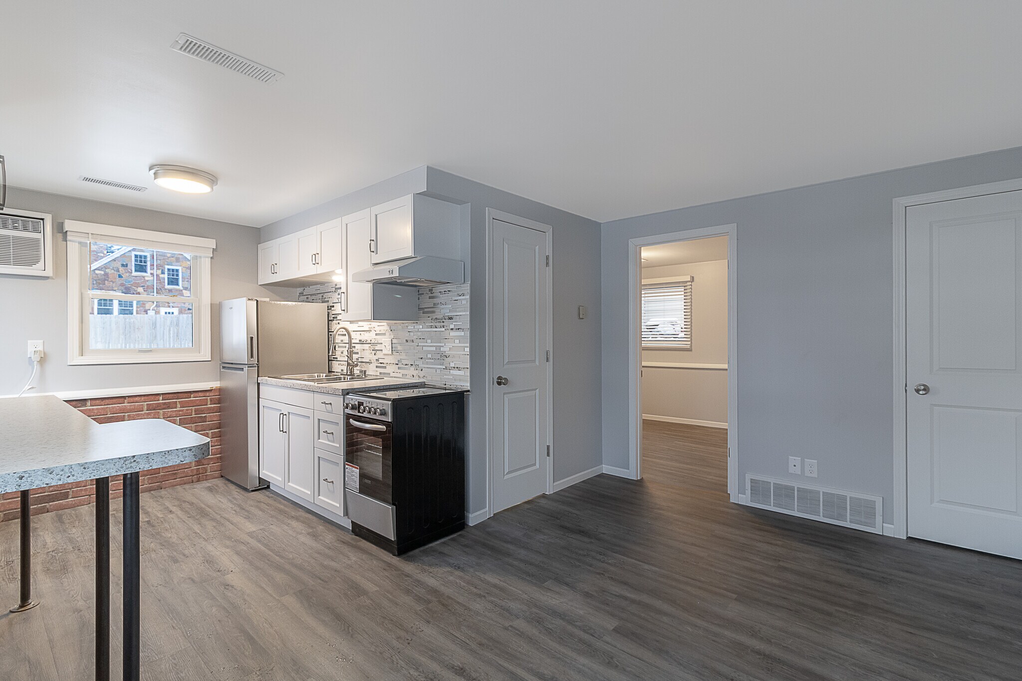 Building Photo - 404 James Ave