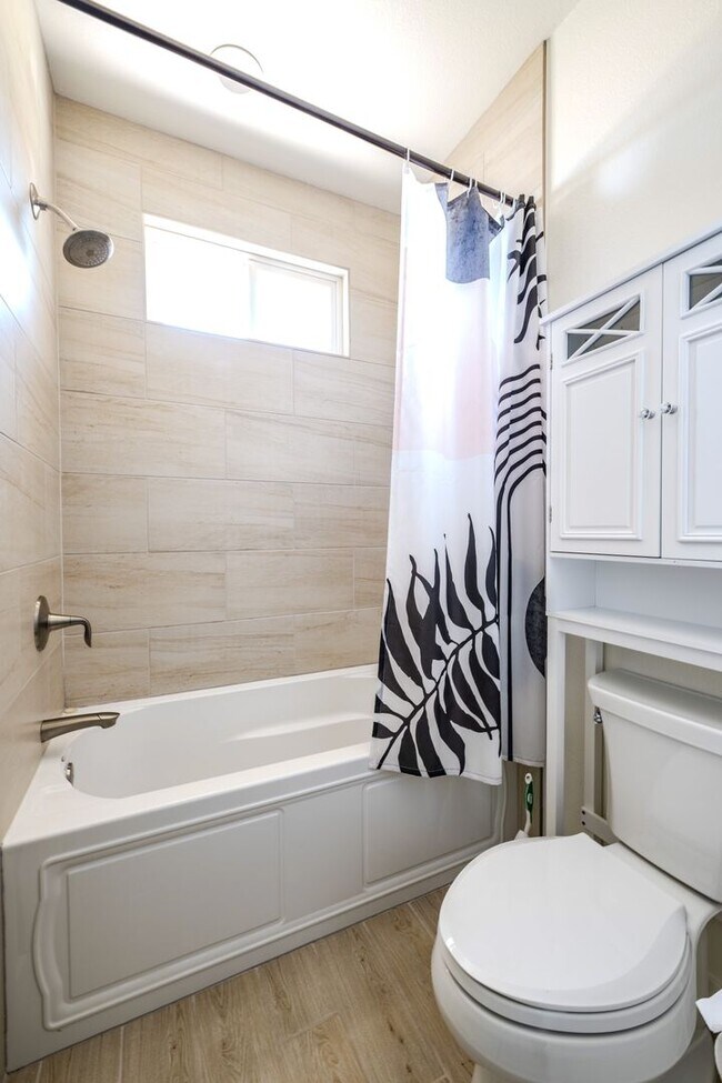 Building Photo - Stunning 3-Bedroom Home with Mountain View...