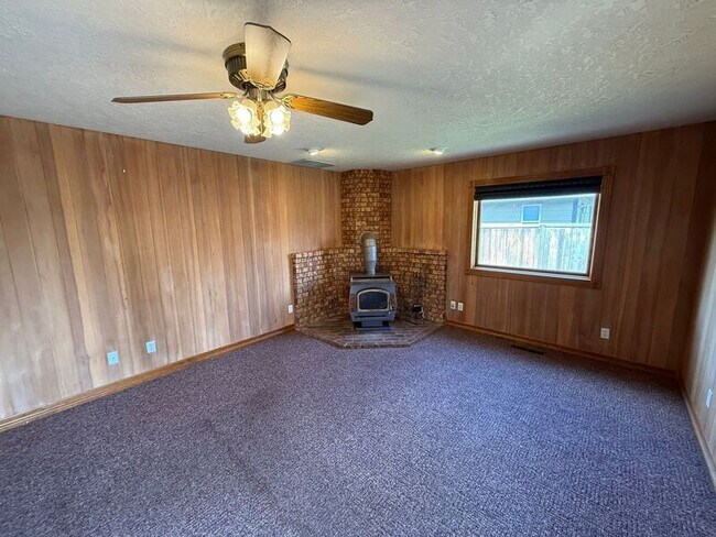 Building Photo - 460 SE Conifer Pl
