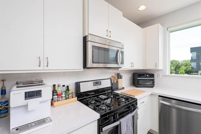Building Photo - 301 W Stassney Ln