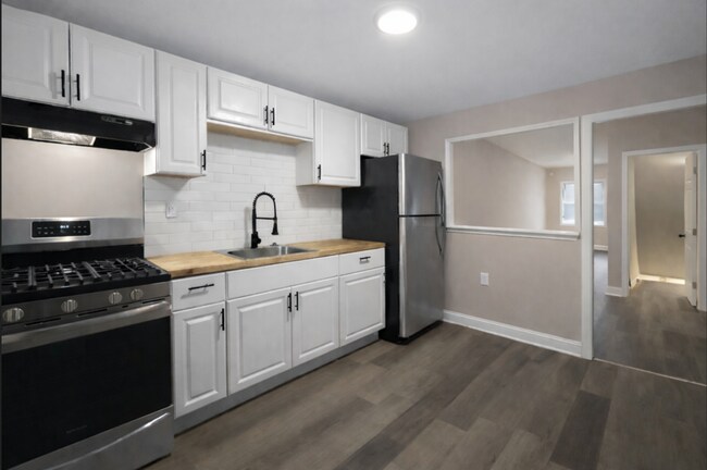 Building Photo - Renovated 3BR Rowhome with Central AC & Fenced Yard